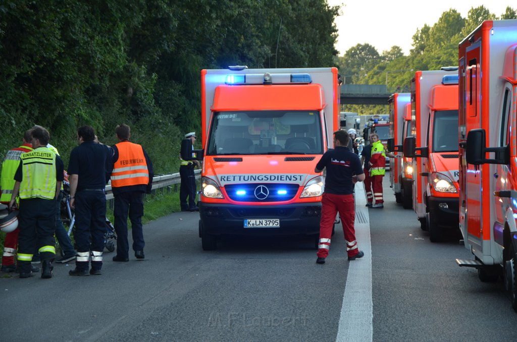 Einsatz BF Koeln Klimaanlage Reisebus defekt A 3 Rich Koeln hoehe Leverkusen P124.JPG